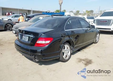 2011 Mercedes-Benz C 300 Luxury/Sport z USA, uszkodzony, nr VIN WDDGF5EB3BR148605